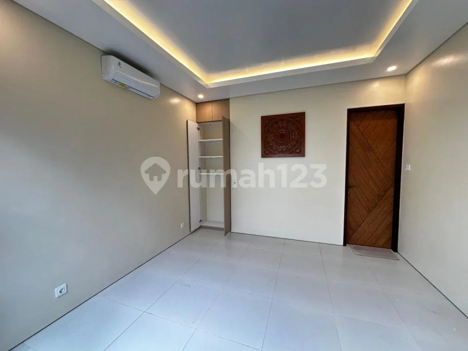 Vila 1 Lantai Semi Furnished Kerobokan Bali - Image 3 of 4