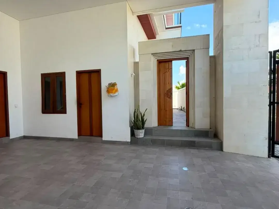 FOR SALE VILLA Berlokasi strategis di kawasan emas yang menghubungkan  Berawa, Batu Bolong, dan Batu Belig - Image 8 of 10