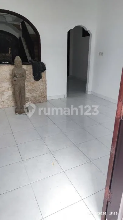 Rumah Nyaman dengan 5 Kamar di Kerobokan Yt - Image 4 of 4