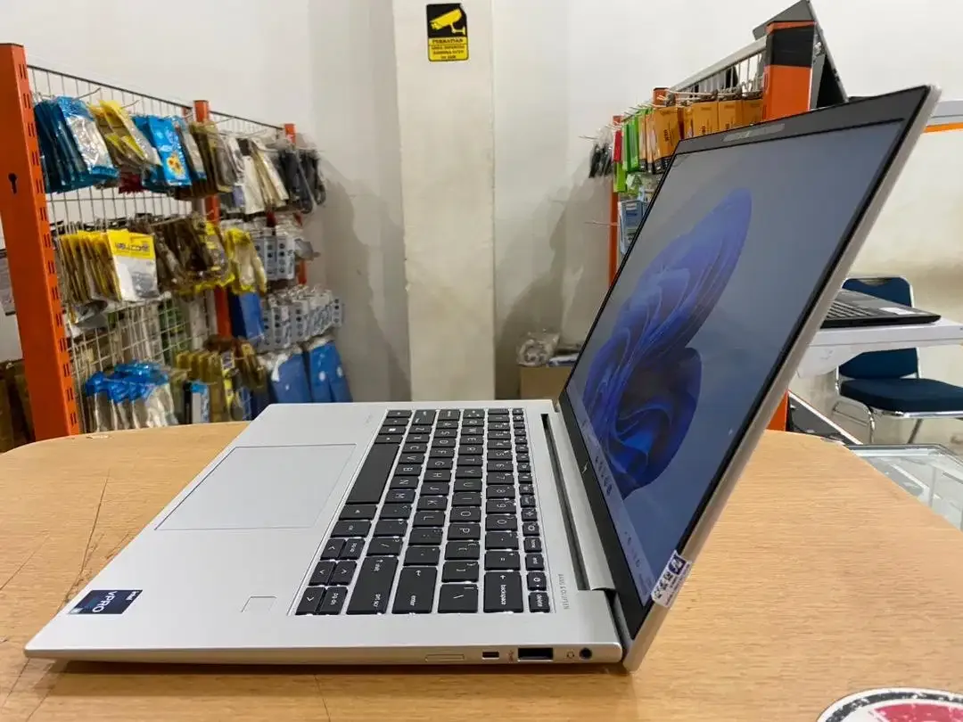 HP Elitebook 840 G10 Core i5Gen13 Ram 16GB SSD 512GB Touchscren Mulus - Image 5 of 10