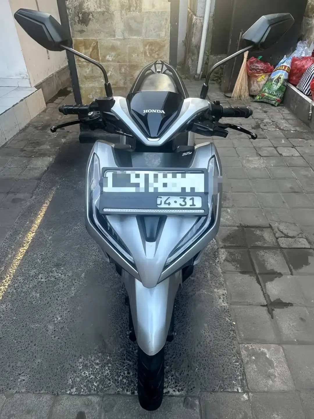 DIJUAL CEPAT Honda Vario 150CC Tahun 2021 - Silver - Image 1 of 7