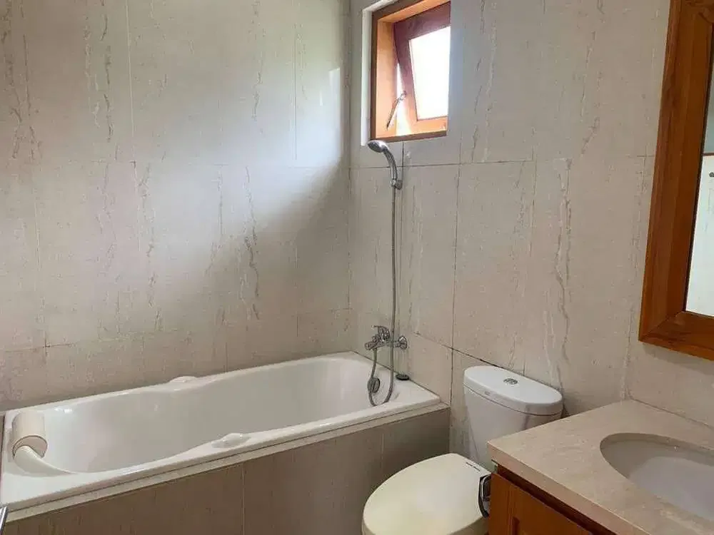 FOR SALE OVERLOOKING THE OCEAN BEACHFRONT VILLA KERAMAS - Image 7 of 10