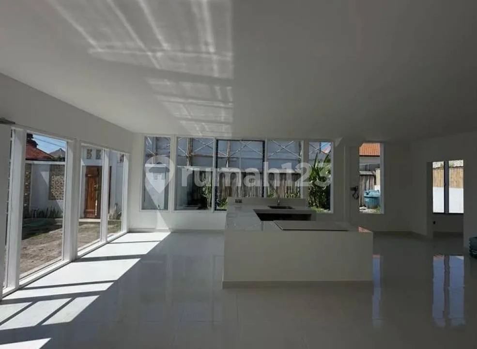 Villa 2 Lantai dan 3 Kamar Tidur Lokasi Bagus di Sanur Termurah - Image 3 of 4