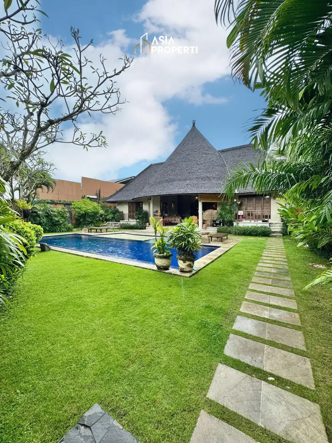 Dijual Villa Tropis Seminyak Bali – 3BR Ensuite, One Gate, Dekat W Hotel & Potato Head - Image 1 of 10