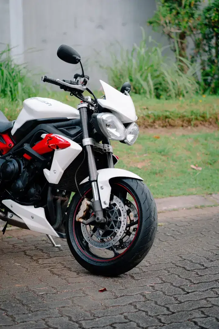 Triumph Street Triple 675 2015 white full mulus no minus - Image 6 of 10