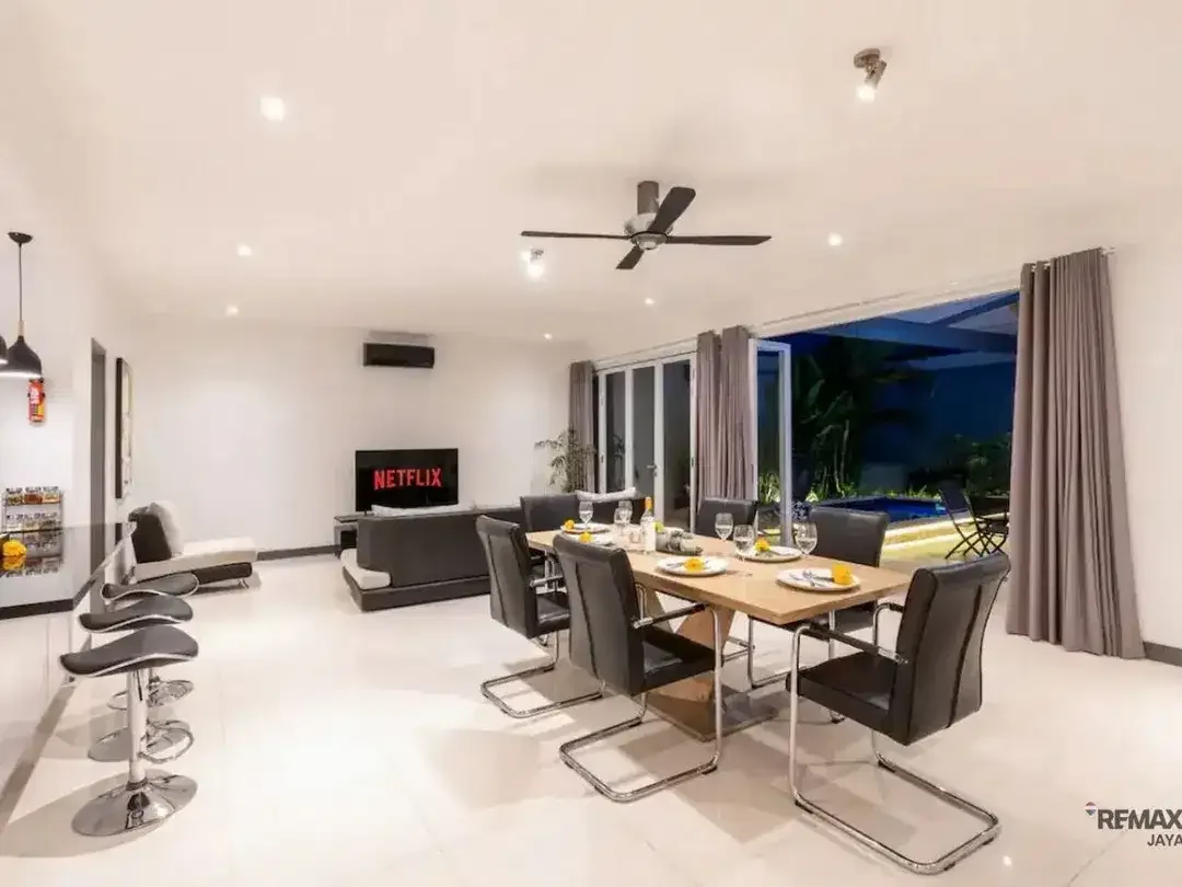 Villa masih aktif beroperasi Full Furnished Dijual, di Kerobokan - Image 2 of 10