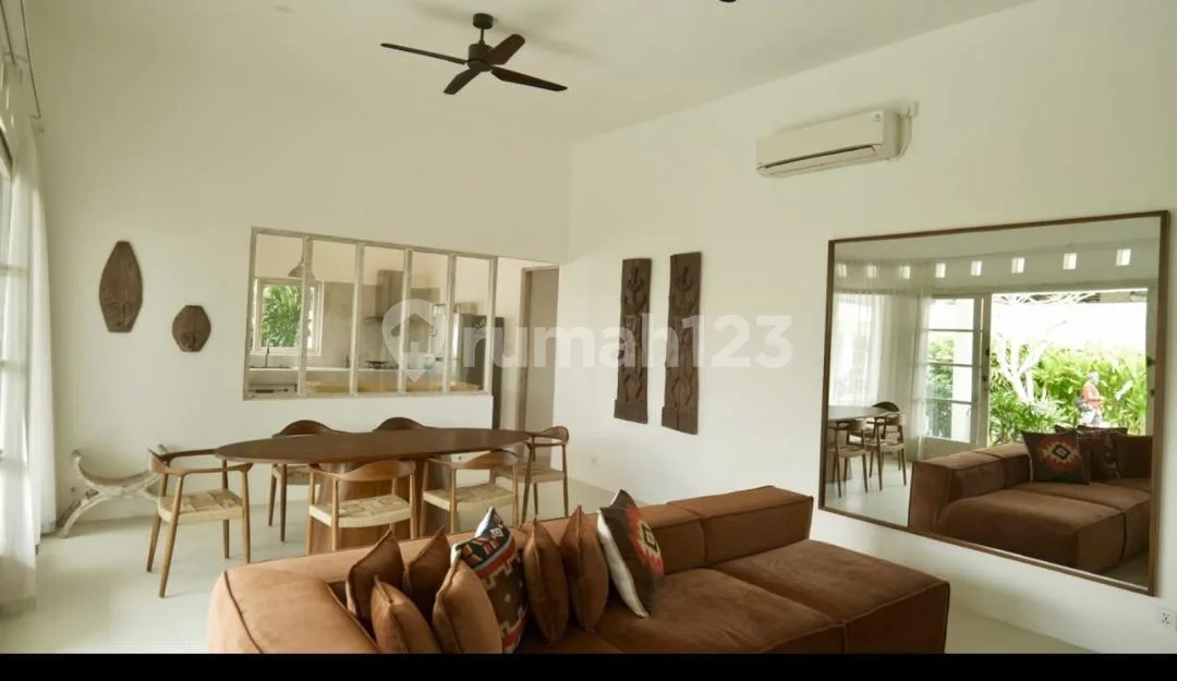 Villa Luas dengan 4 Kamar Tidur Fully Furnished - Pererenan - Image 1 of 4