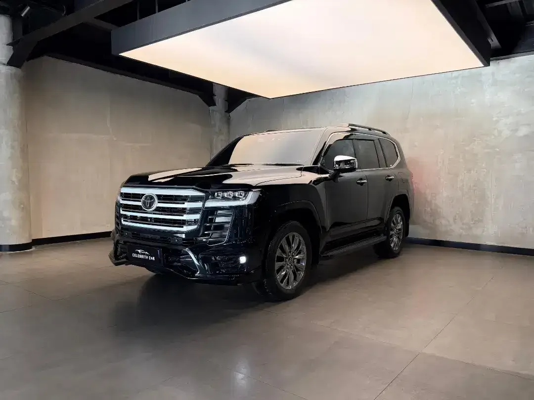 Toyota Land Cruiser 300 VXR 4x4 2024 - Image 2 of 10