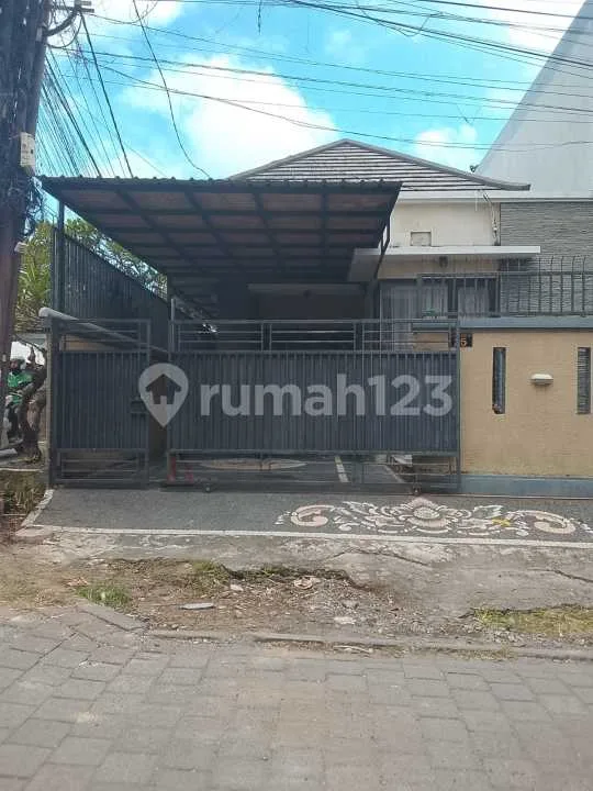 Rumah Modern Lokasi Strategis di Jl Tukad Badung Renon - Image 1 of 4