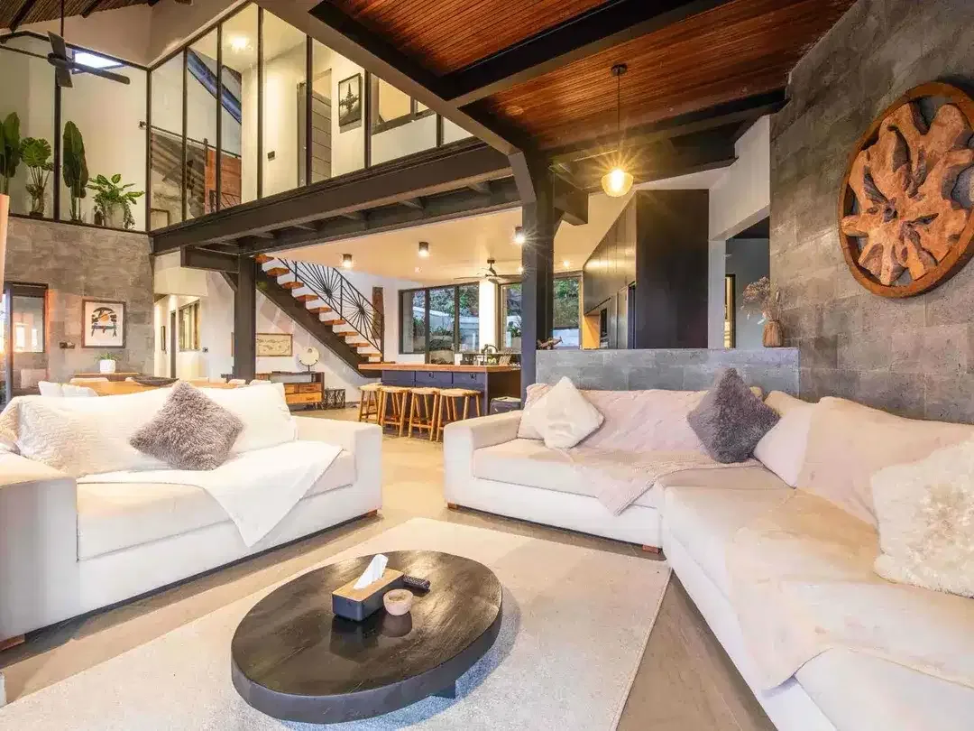 STUNNING SIX-BEDROOM VILLA WITH PANORAMIC SEAVIEW AND SUNSET AT ULUWATU - Image 4 of 10