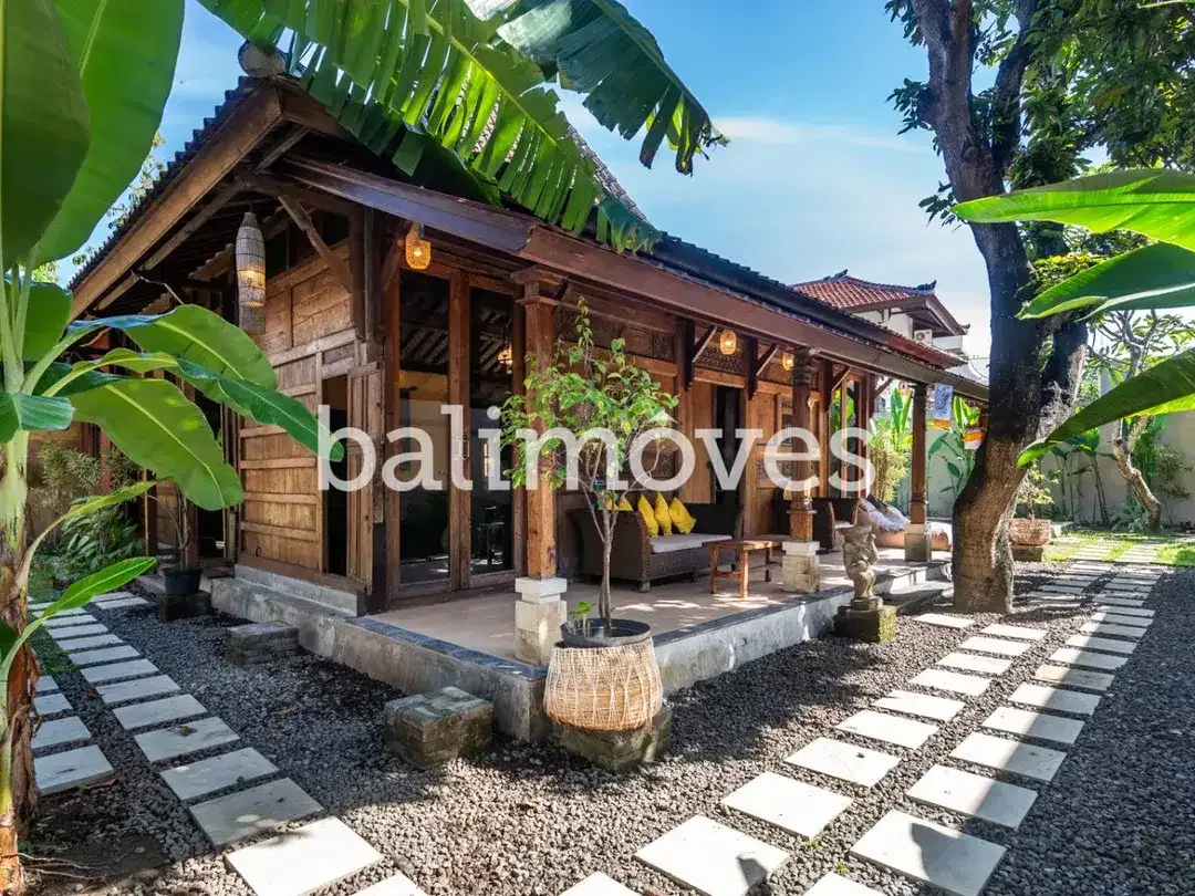 Vila Elegan Bergaya Joglo dengan Tiga Kamar Tidur di Tepi Pantai Sanur - Image 7 of 10
