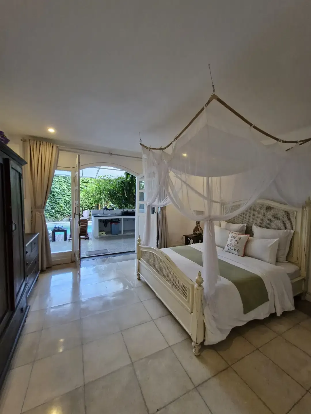 JUAL VILLA CANGGU BERAWA NEAR BEACH SHM FULLY FURNISHED - Image 8 of 10