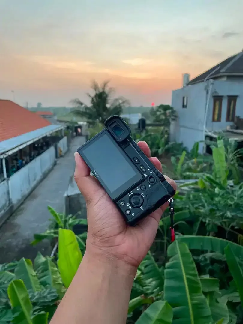 Dijual Sony A6400 + Sony 18-135mm OSS - Image 3 of 8