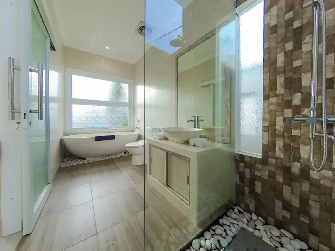 Vila 2 Kamar Tidur yang Luas dan Terjangkau untuk Disewa Tahunan di Sanur, Bali - Image 2 of 10