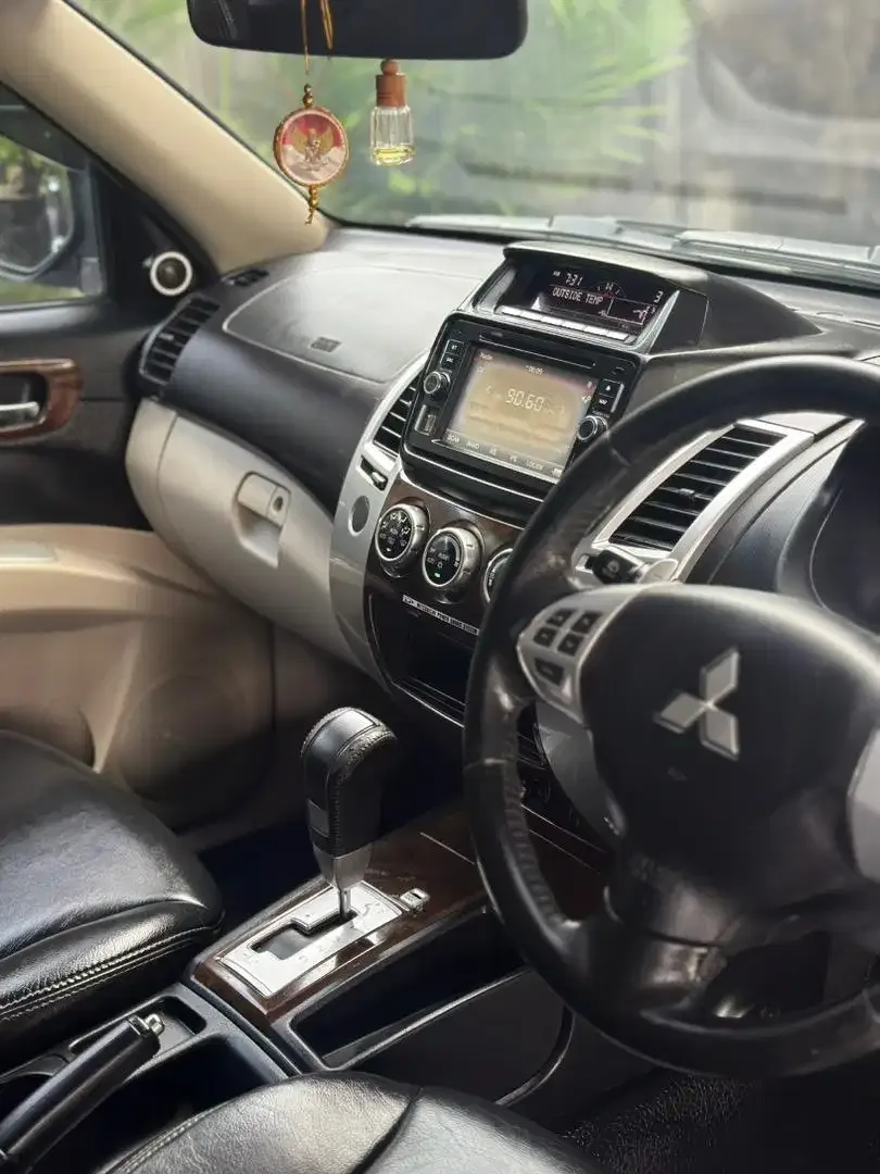 PAJERO DAKAR SPORT 2014 MATIC DIESEL LOW KM ISTIMEWA - Image 6 of 10