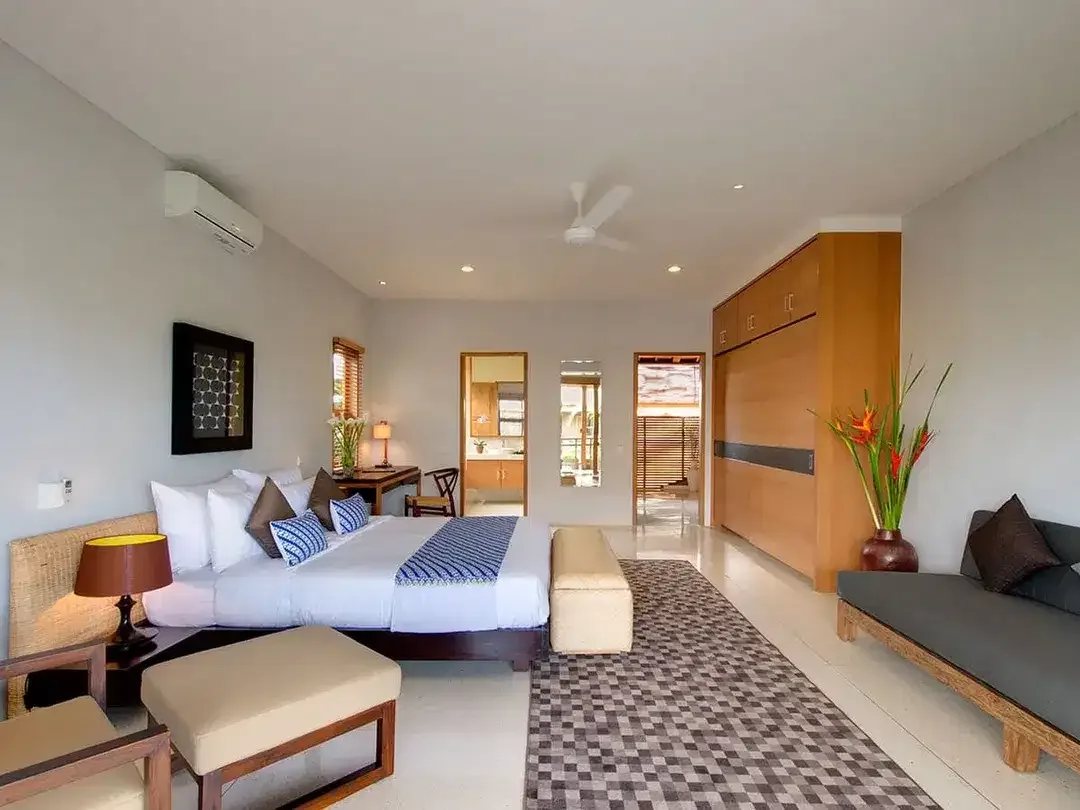 Freehold - Luxurious Balinese Retreat with Spacious Living, Lush Gardens, and Prime Seminyak Location - Image 9 of 10