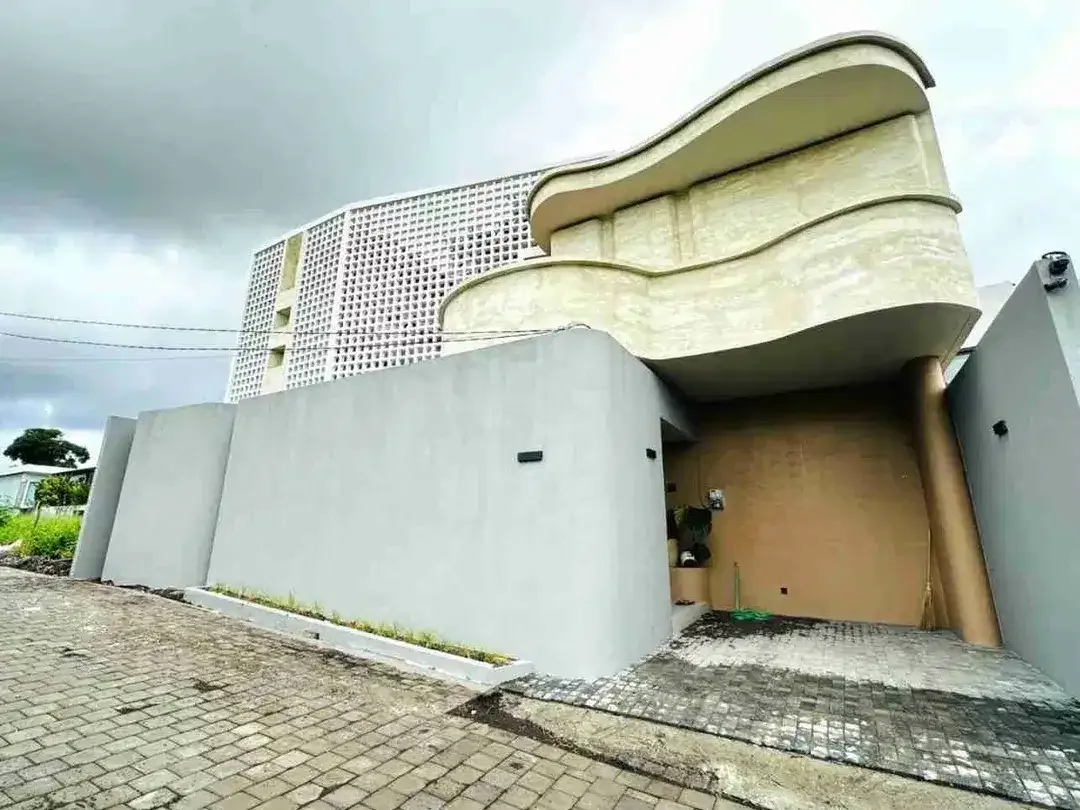 Vila Mewah Modern Baru Lokasi Premium Uma Buluh Canggu - Image 1 of 10