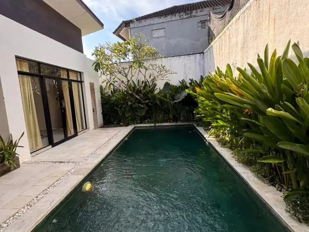 2 CONNECTING VILLAS Kerobokan – Seminyak Area - Image 2 of 10