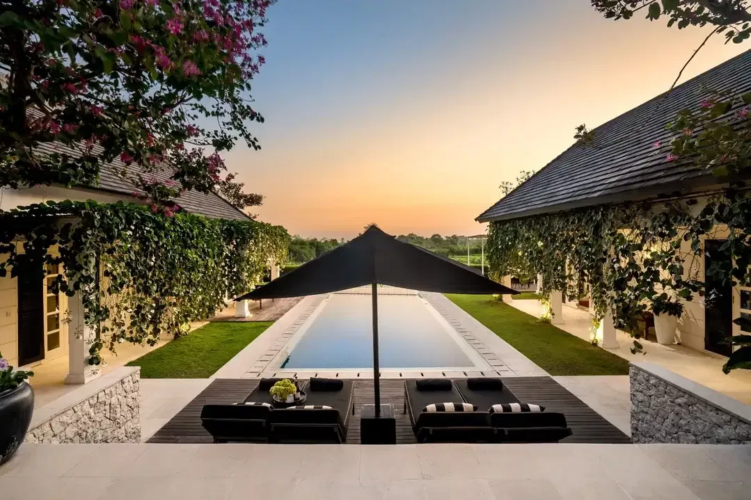 4 BEDROKMS VILLA EDOS IN TUMBAK BAYUH FOR RENT - Image 10 of 10