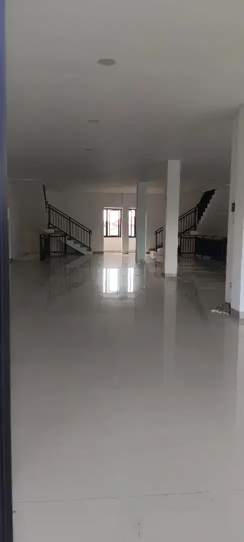 RUKO BARU 3 LANTAI DISEWAKAN DI JL RAYA KUTA -LOKASI PRIME UNTUK USAHA - Image 3 of 10