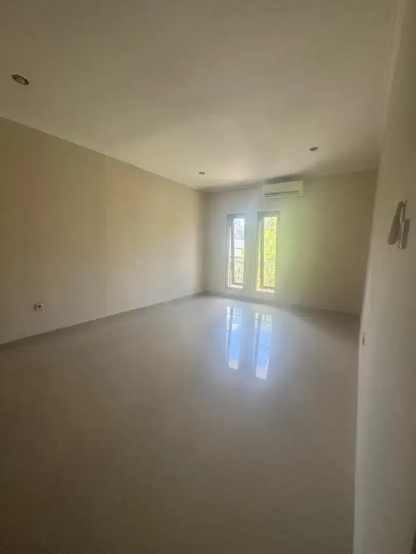 RUMAH MEWAH 2 LANTAI DIJUAL - 570 M² - SHM / LEASEHOLD - GARASI BESAR - Image 5 of 10
