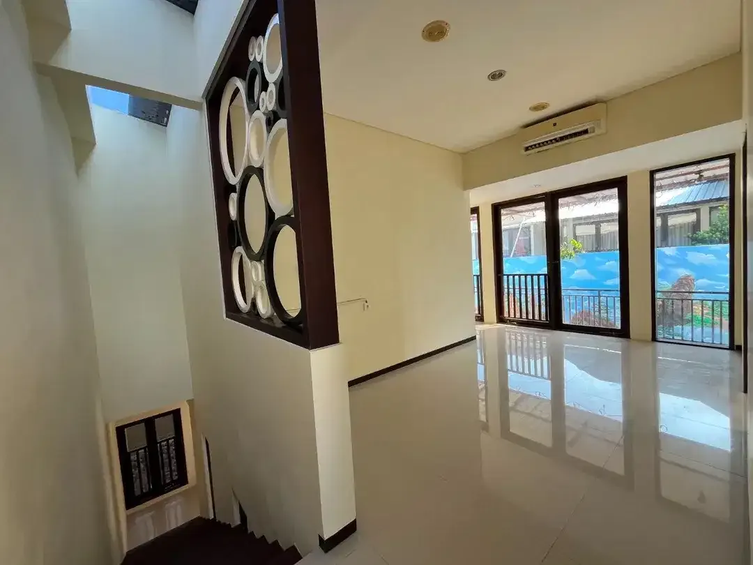 RUMAH 3 LANTAI DENGAN PRIVATE POOL DI HAYAM WURUK DENPASAR - Image 8 of 10