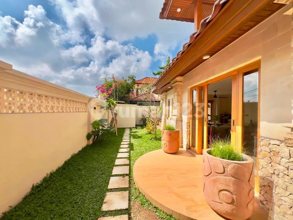 Villa Dijual Lokasi Seminyak - Image 1 of 4