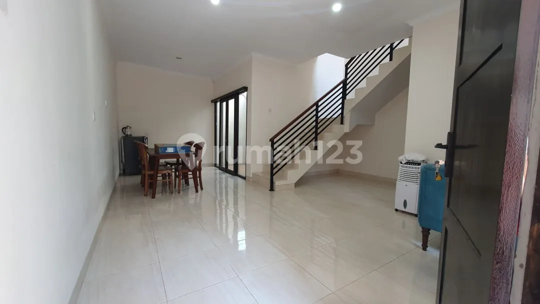 DISEWAKAN - Rumah Minimalis 2 Lantai di Sanur - Image 3 of 4