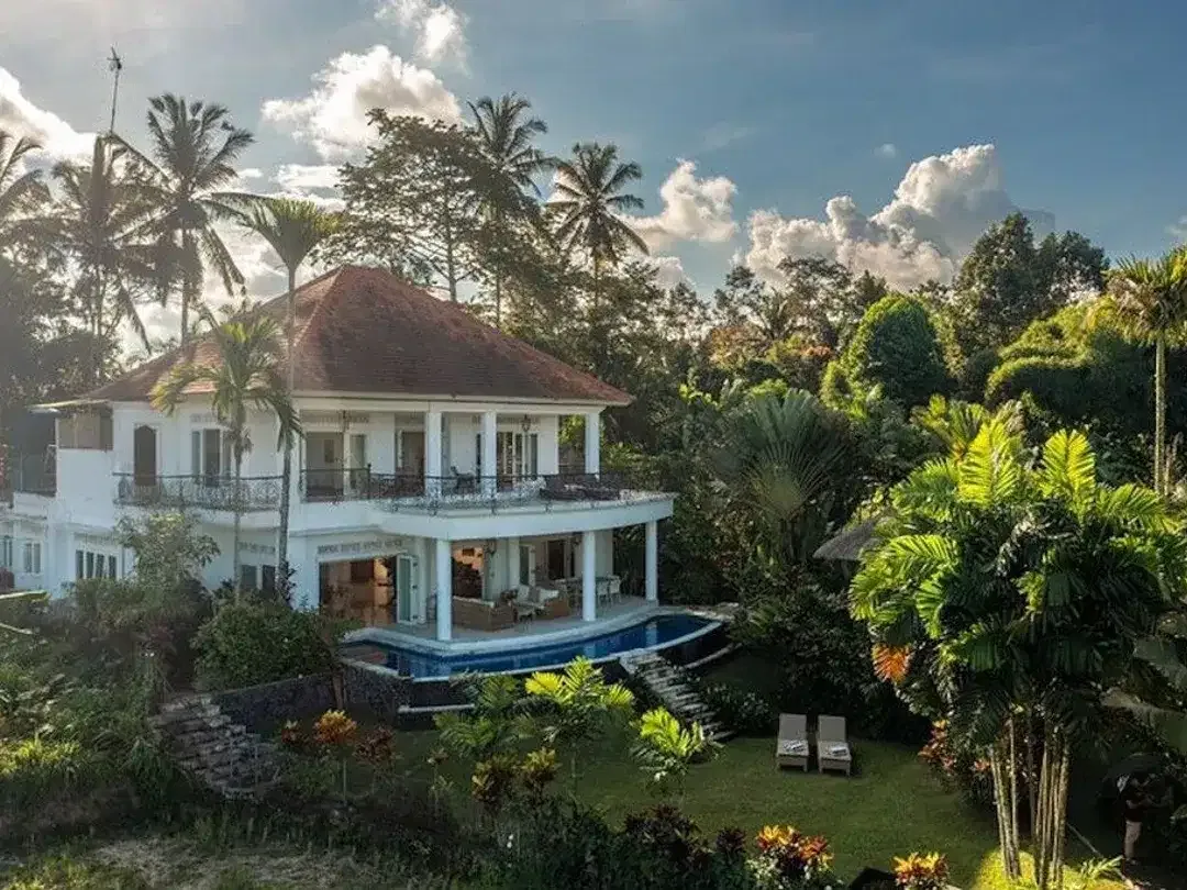 FREEHOLD | COLONIAL-STYLE VILLA WITH JUNGLE AND RICE FIELD VIEWS - UBUD TEGALLALANG - Image 3 of 10