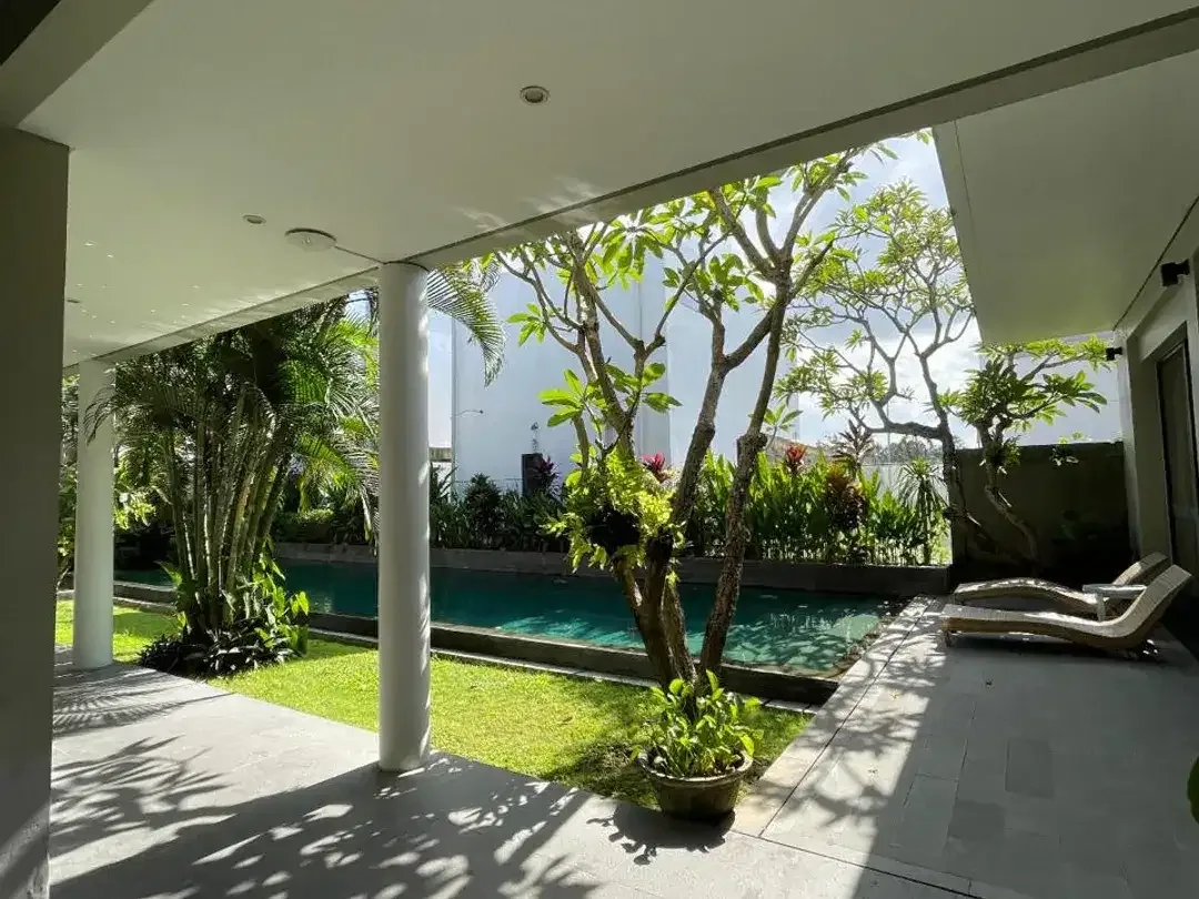 FOR RENT VILLA BIG GARDEN BIG POOL GOOD LOCATION NEAR BEACH DI CANGGU - Image 3 of 10