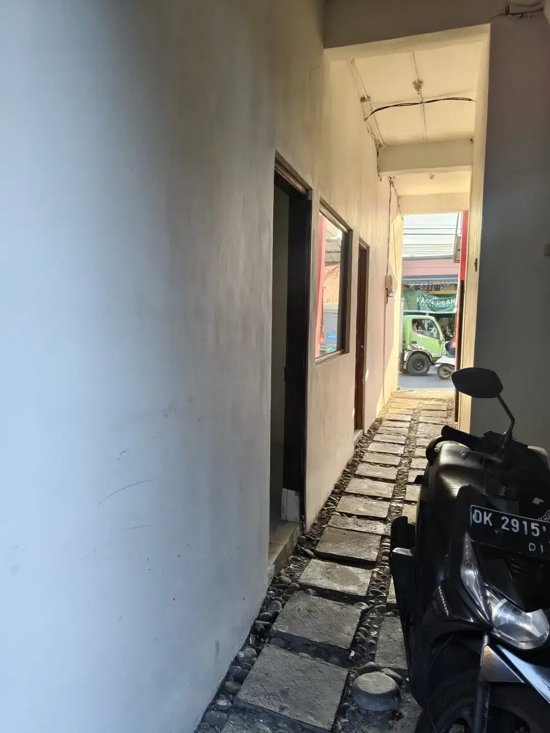 Ruko sebelah sekolah, hotel, di kampung dekat terminal ubung - Image 2 of 5