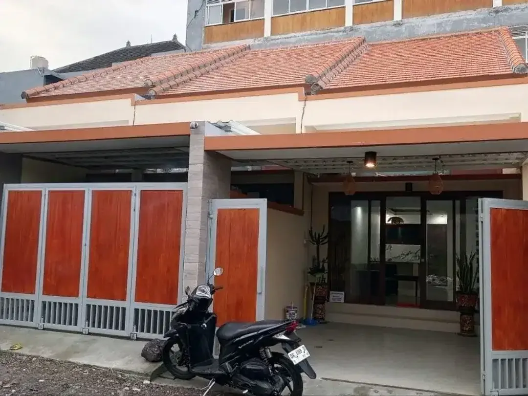 Rumah Mewah Semi Villa Disewakan di Area Kerobokan Kelod - Image 1 of 10