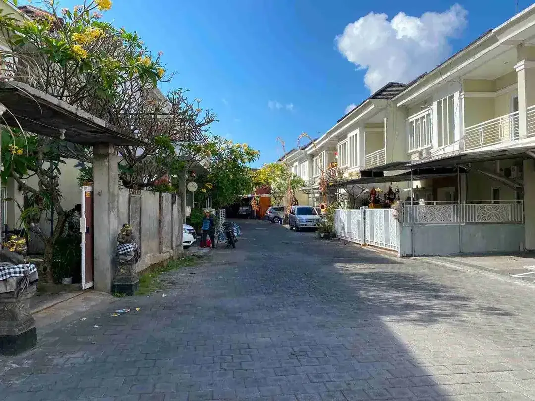 DIJUAL RUMAH MINIMALIS LANTAI 2 
LOKASI MAHENDRADATTA JALAN  GUNUNG GEDE DENPASAR BARAT 
PERUMAHAN CLUSTER ONE GATE SYSTEM 
SECURITY 24 JAM - Image 3 of 10