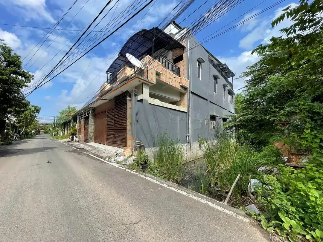 Dijual Rumah 3 Lantai Lokasi di Jl. Uluwatu 2, Jimbaran. - Image 2 of 10
