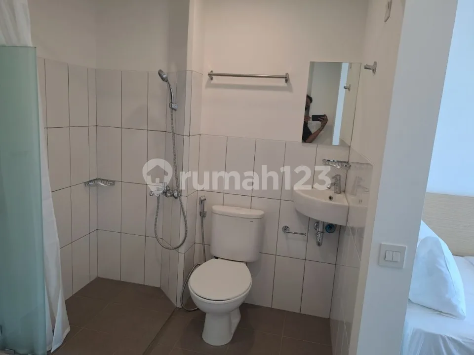 Cozy And Modern Apartment With Single Bed Close To Airport In Sunset Road Kuta - Image 4 of 4