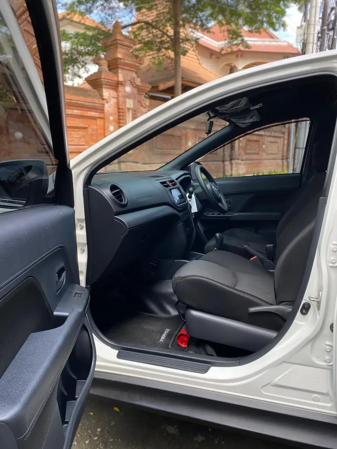 Daihatsu Terios X Manual 1.5 MT 2023 - Image 8 of 10
