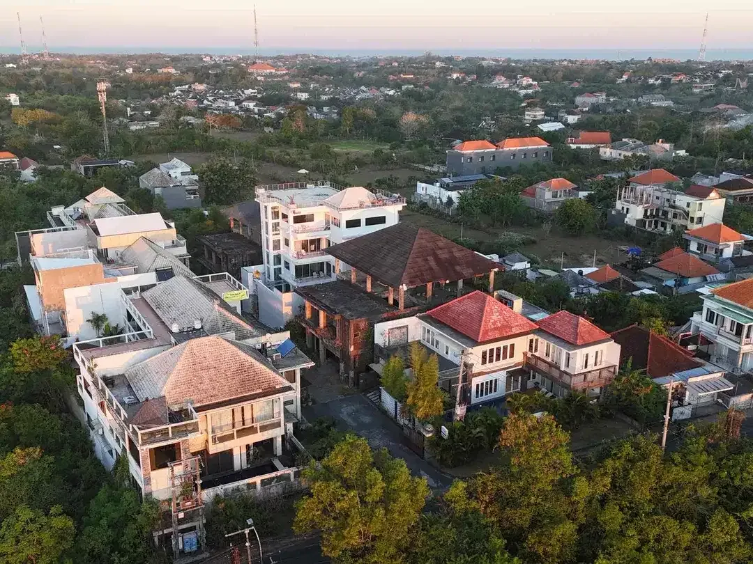 Tanah dan Bangunan Villa 3 lantai dekat GWK - Image 1 of 5