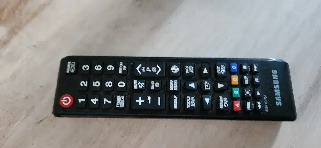 TV Samsung Kondisi Baik Berfungsi plus Remote - Image 4 of 4