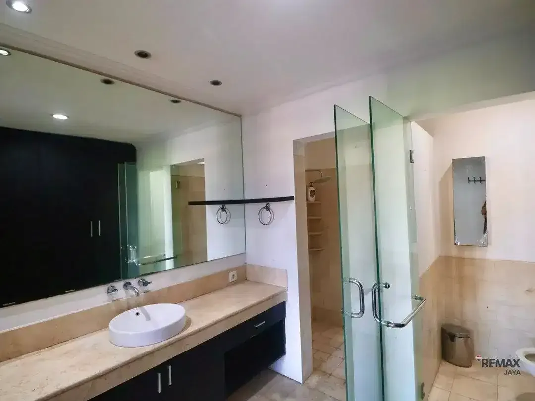 Villa 5 Kamar Tidur dengan Rooftop Dijual di Seminyak, Badung - Image 4 of 9