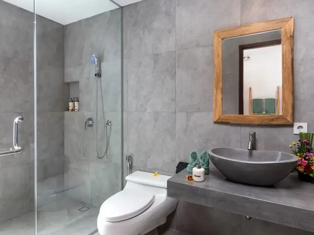 Leasehold - Luxury 5BR Estate - Prime Location Near Beach & Club in Canggu - Image 7 of 10
