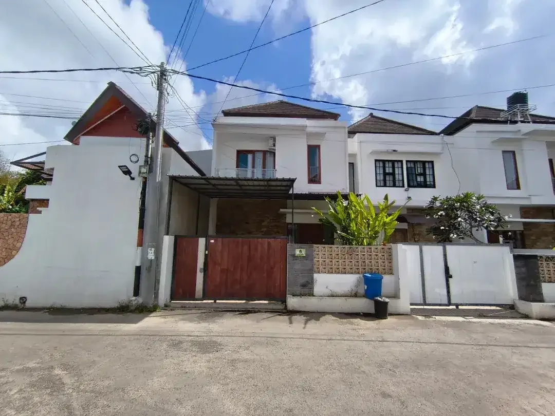 Rumah sewa 2 lantai di Taman Girya, Jimbaran | perumahan | akses jalan lebar | cocok untuk tempat hunian - Image 1 of 10