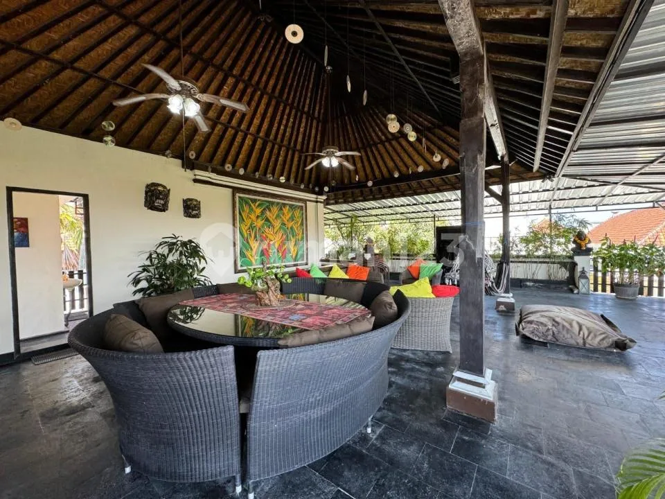 Dijual Rumah Klasik 3 Lantai Posisi Hook dengan Rooftop di Kuta Dekat - Image 1 of 4