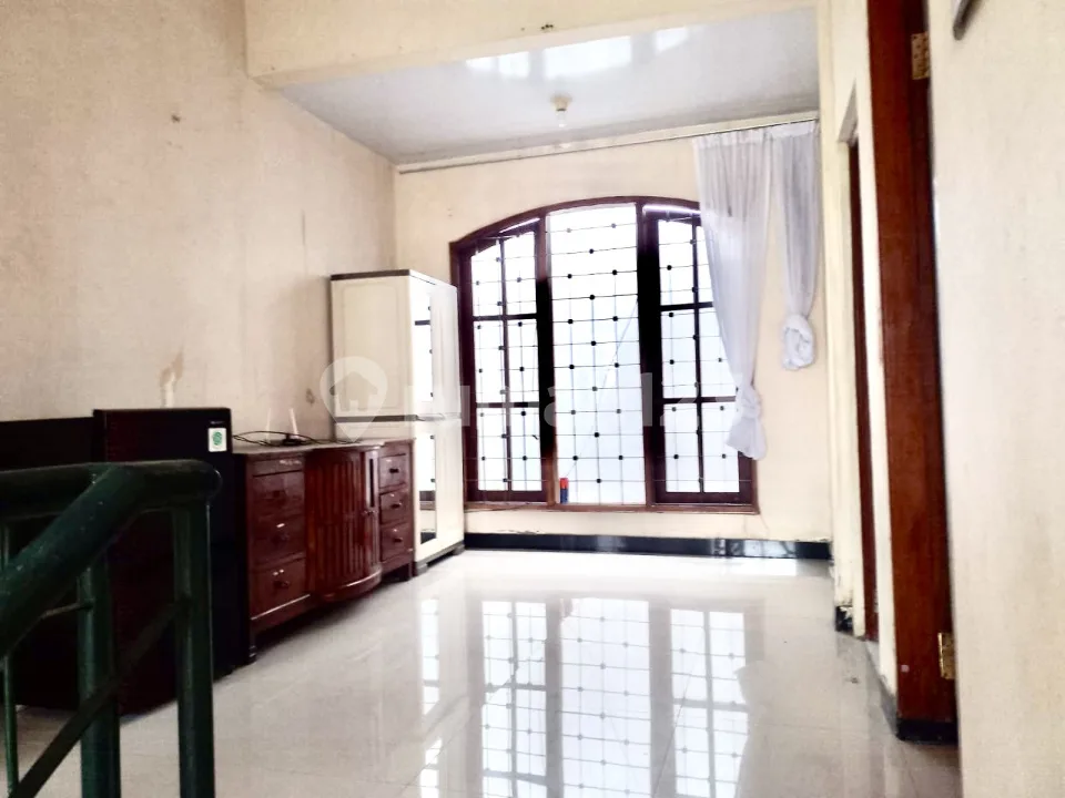 Rumah Furnish Siap Huni 2 Lantai Deket Lapangan Renon - Image 3 of 4