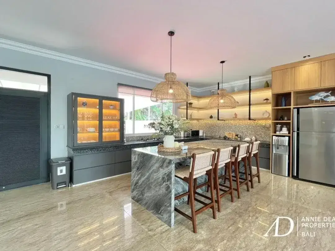 FREEHOLD | MODERN 4-BEDROOM VILLA IN JIMBARAN WITH OCEAN VIEWS - Image 7 of 10