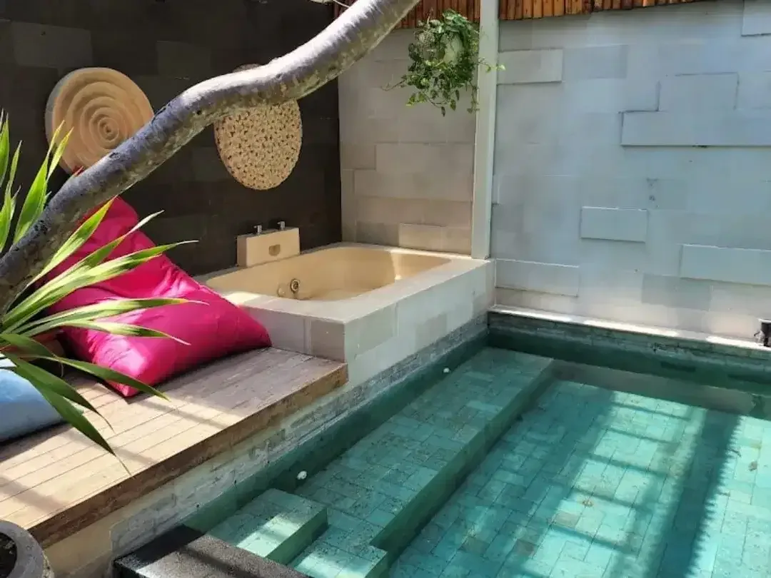 Dijual 2 Unit Twin Villa Hak Milik di Seminyak. Harga Lebih Murah Daripada Villa Leasehold - Image 1 of 10