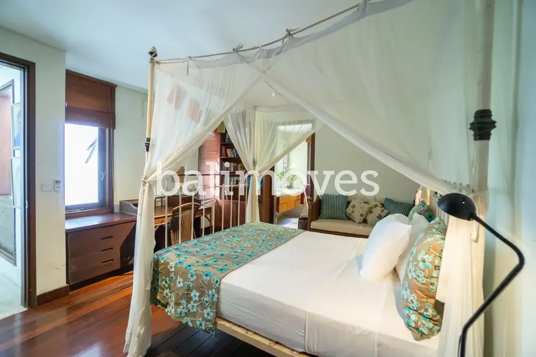 Vila Mewah dengan Lima Kamar Tidur yang Indah di Tepi Pantai Sanur - Image 3 of 10