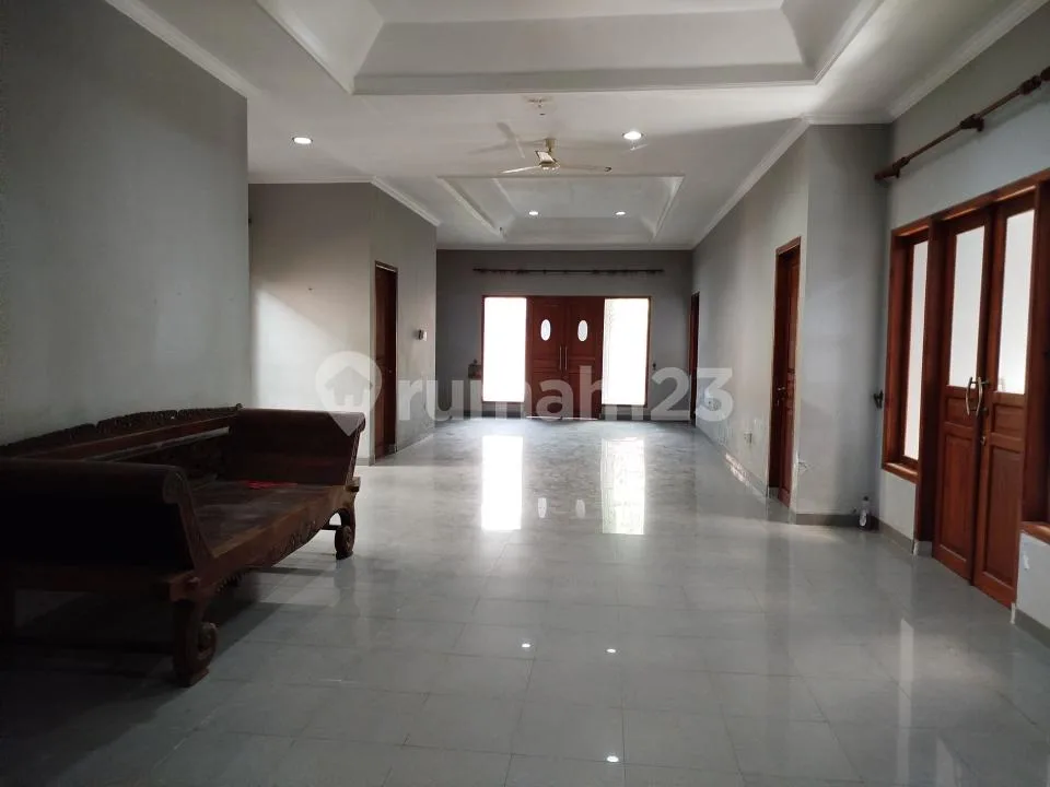 Rumah 1 Lantai Ruang Keluarga Besar Lingkungan Tenang Kawasan Premium Dekat - Image 3 of 4