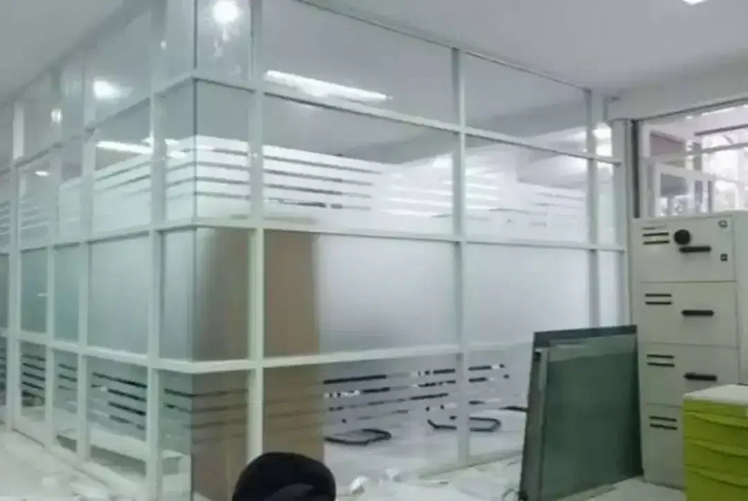 Kantor nyaman dengan stiker Sanblas dan Kaca Film - Image 1 of 1