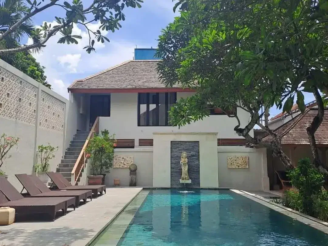 Freehold 4-Bedroom Villa in Batubelig, Seminyak - Image 1 of 10