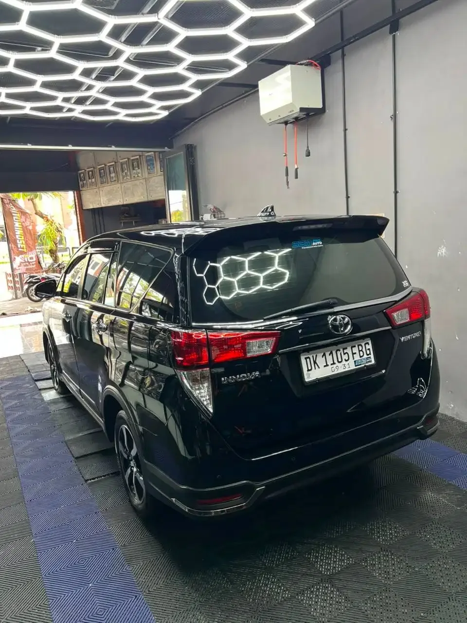 INNOVA VENTURER 2022 HITAM DIESEL AT ASLI BALI - Image 8 of 10
